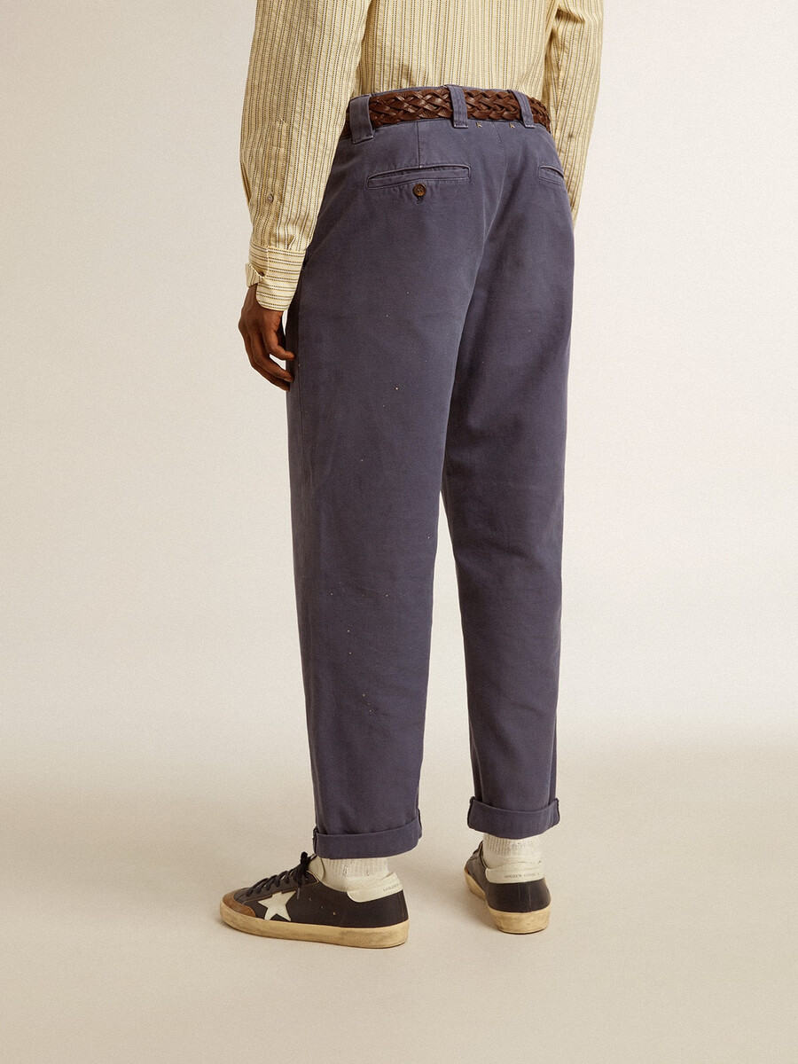 calças chino masculinas azuis com efeito desgastado.