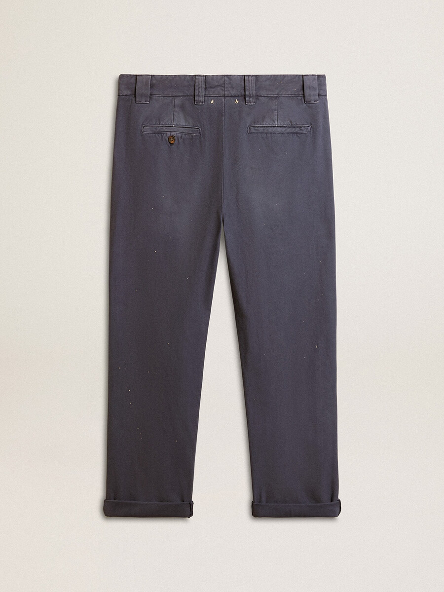 calças chino masculinas azuis com efeito desgastado.