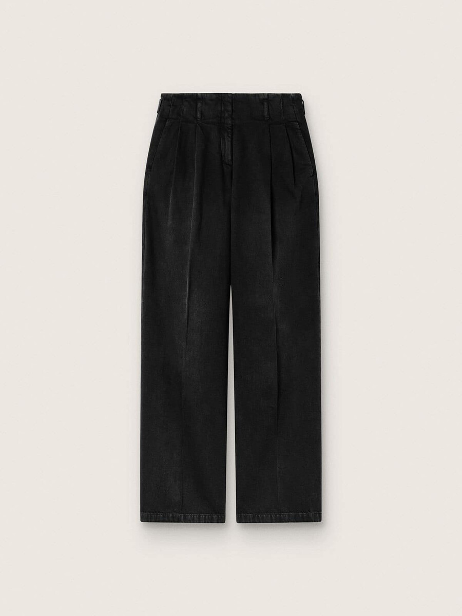 calça feminina em denim de algodão preto com acabamento desgastado.
