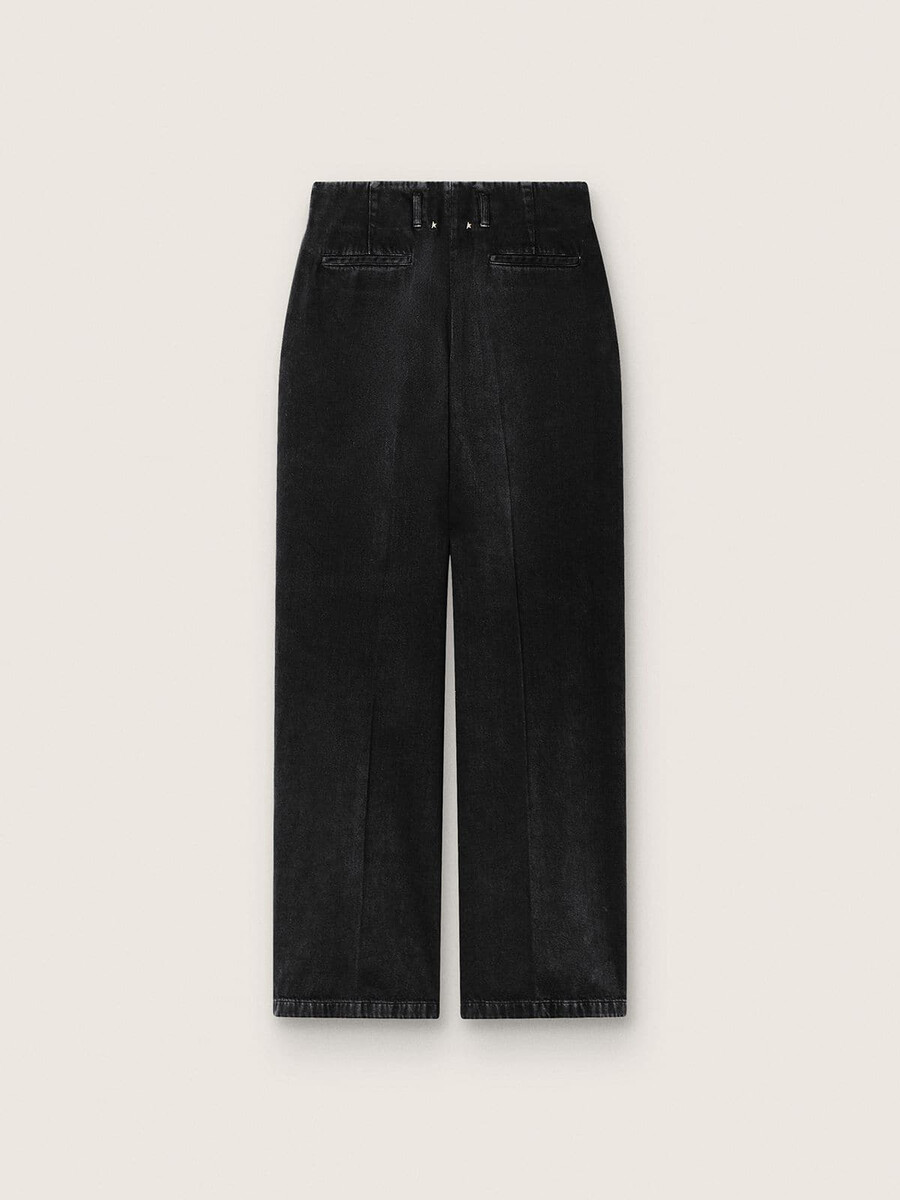 calça feminina em denim de algodão preto com acabamento desgastado.
