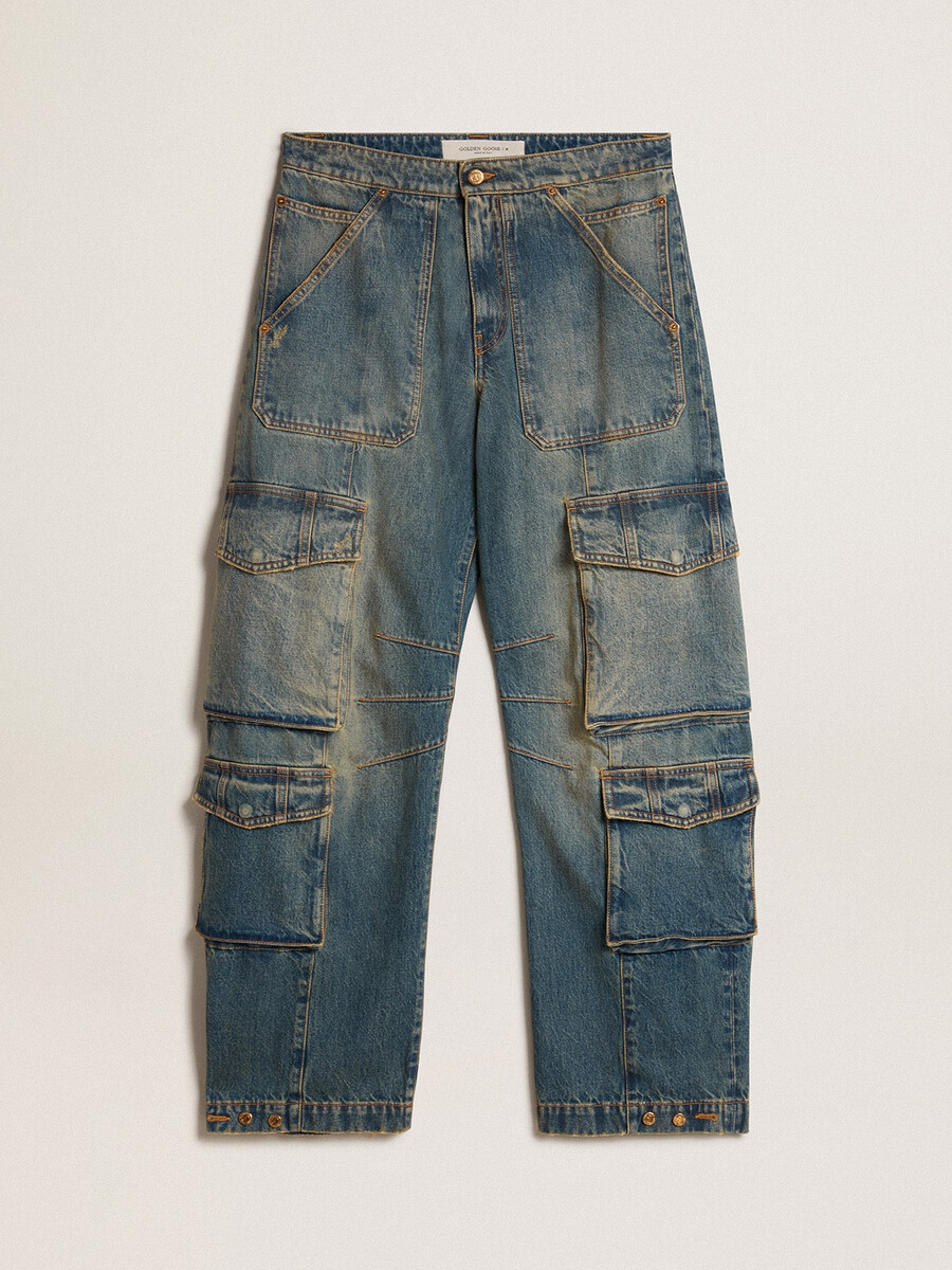 calça jeans azul com acabamento desgastado