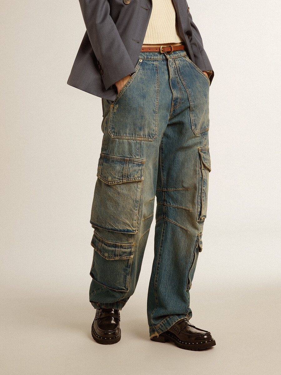 calça jeans azul com acabamento desgastado