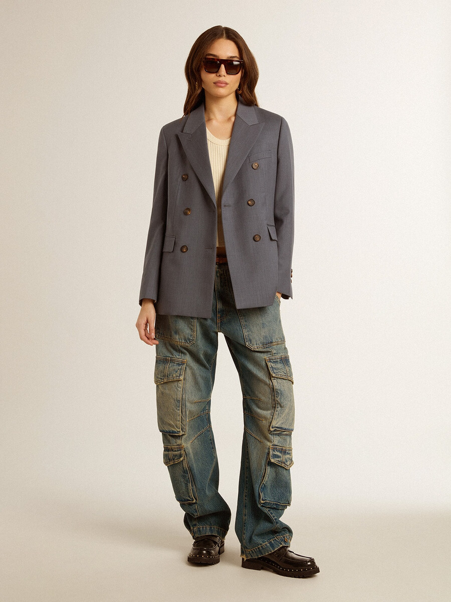 calça jeans azul com acabamento desgastado