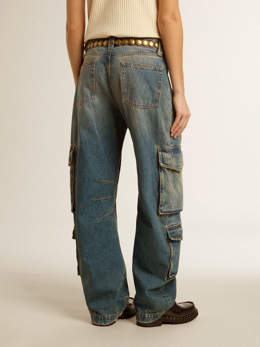 calça jeans azul com acabamento desgastado