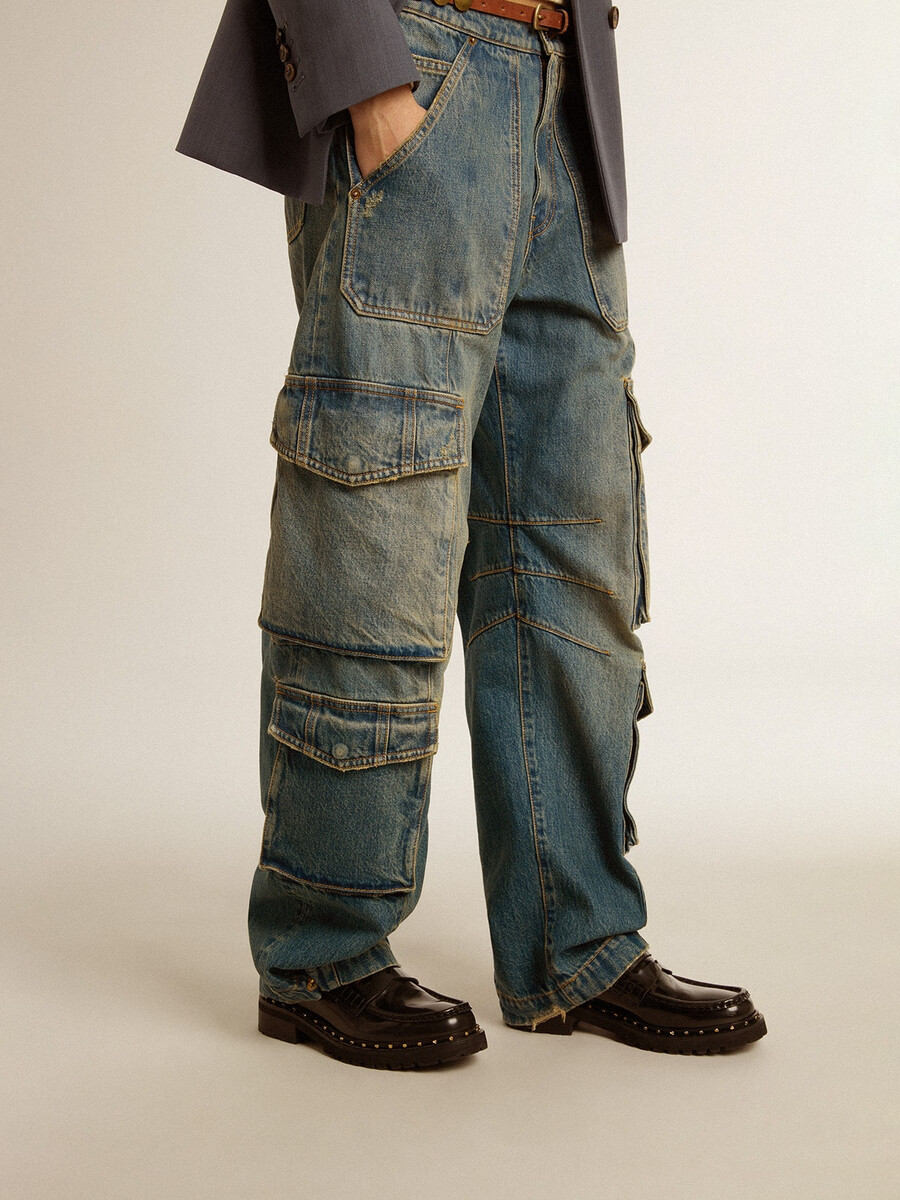 calça jeans azul com acabamento desgastado