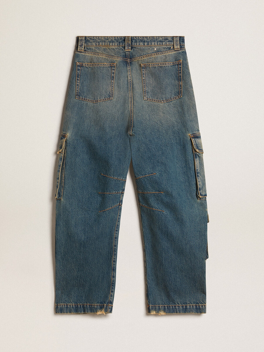 calça jeans azul com acabamento desgastado