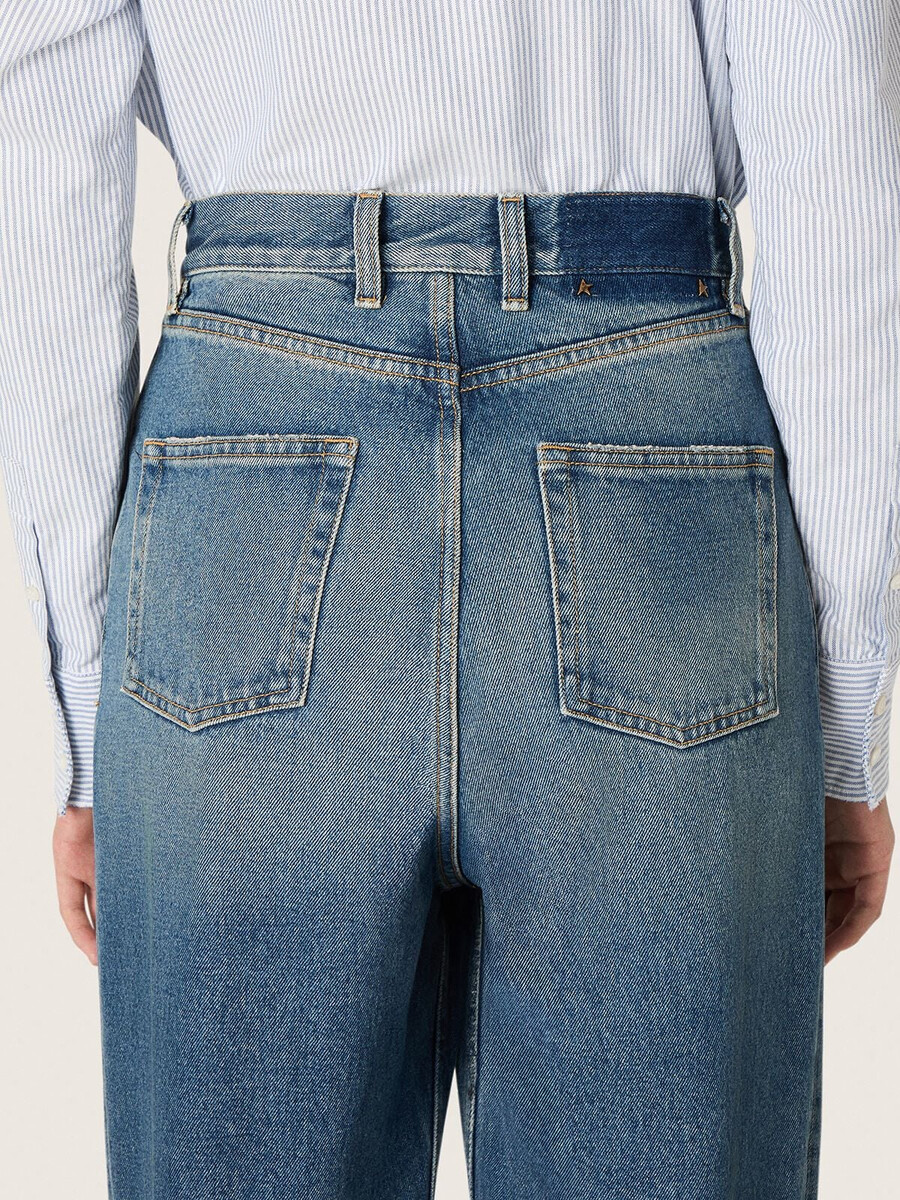 calça jeans boyfriend feminina golden em denim azul claro lavado.