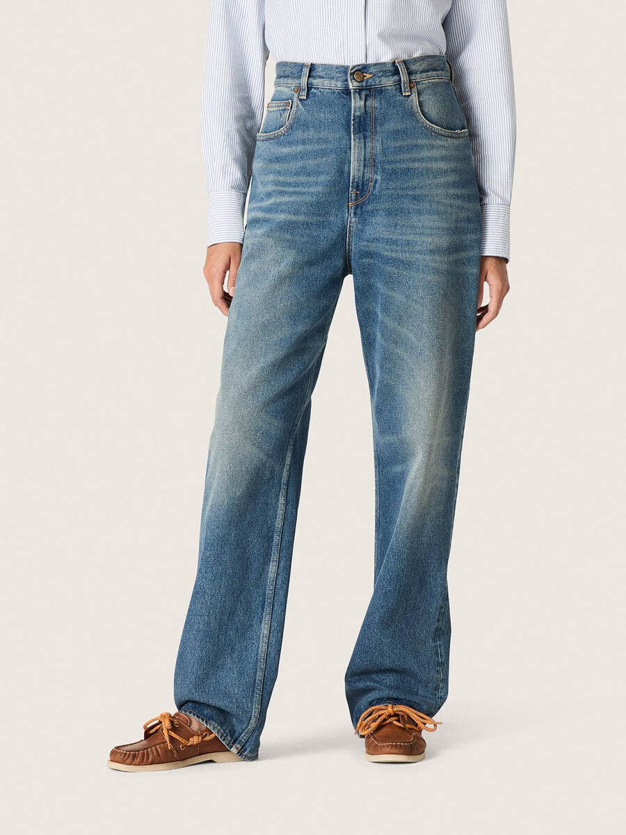 calça jeans boyfriend feminina golden em denim azul claro lavado.