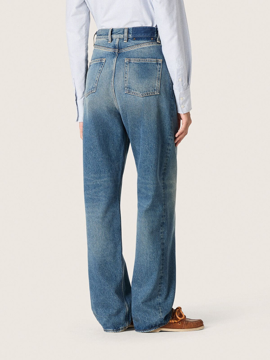 calça jeans boyfriend feminina golden em denim azul claro lavado.
