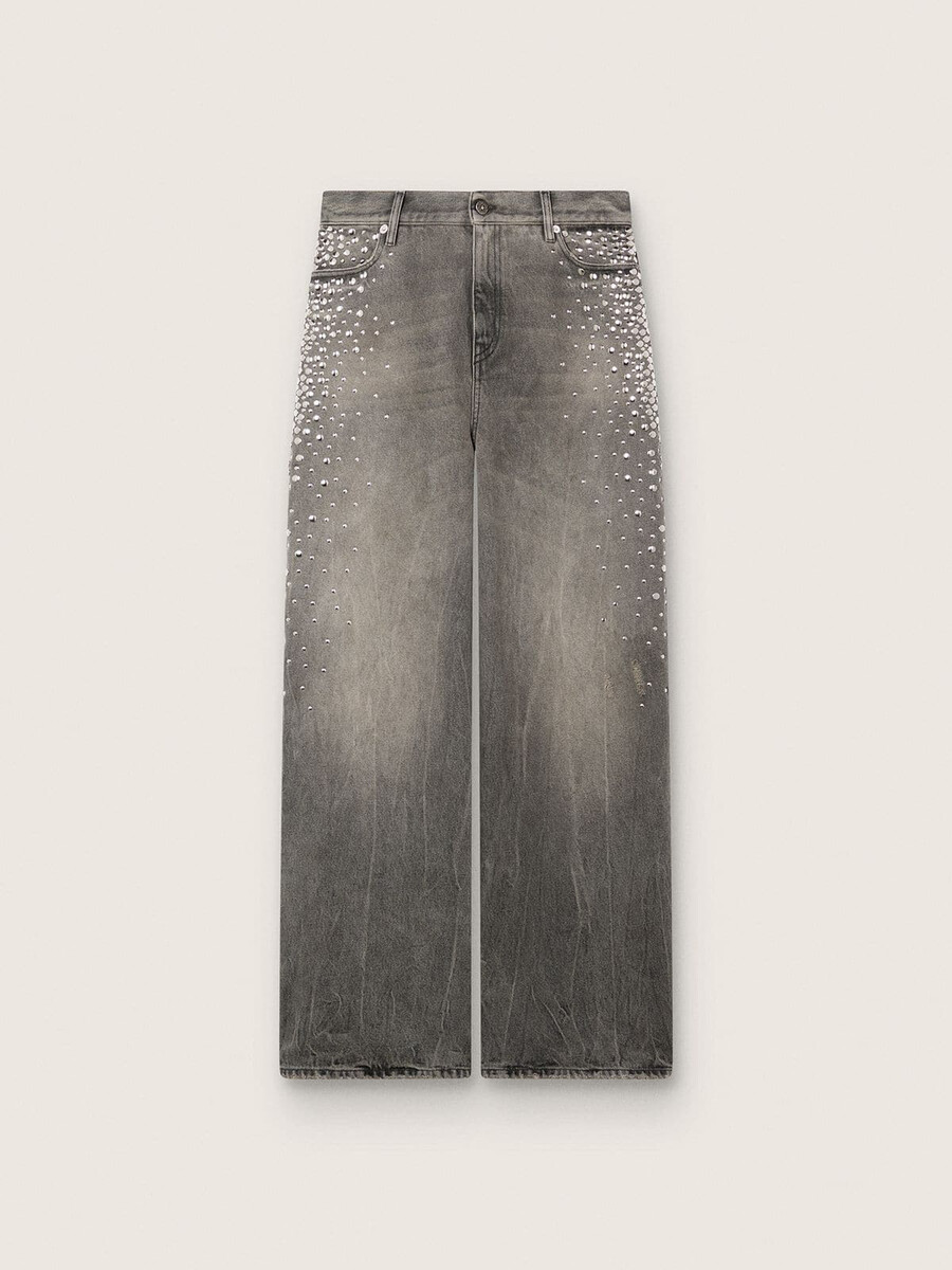 calça jeans boyfriend feminina em denim cinza com tachas prateadas em degradê.