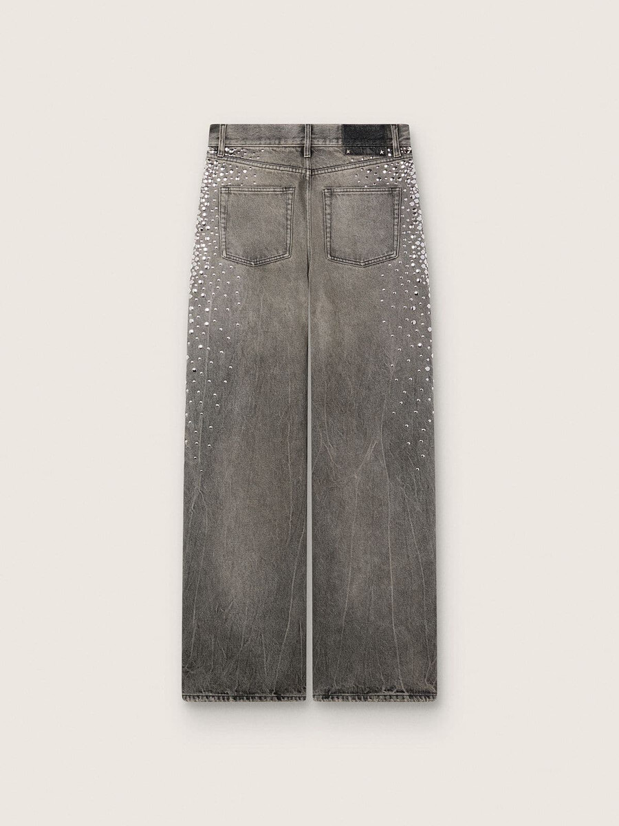 calça jeans boyfriend feminina em denim cinza com tachas prateadas em degradê.