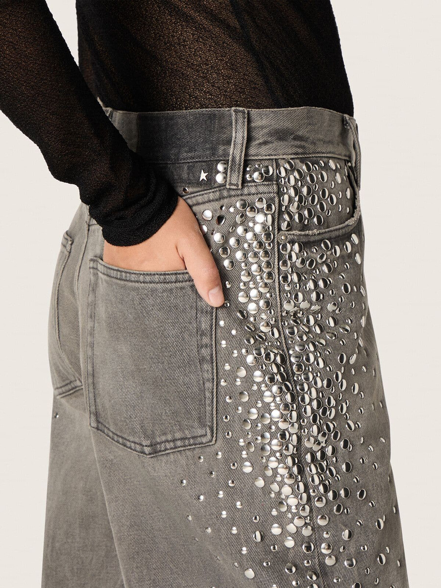 calça jeans boyfriend feminina em denim cinza com tachas prateadas em degradê.