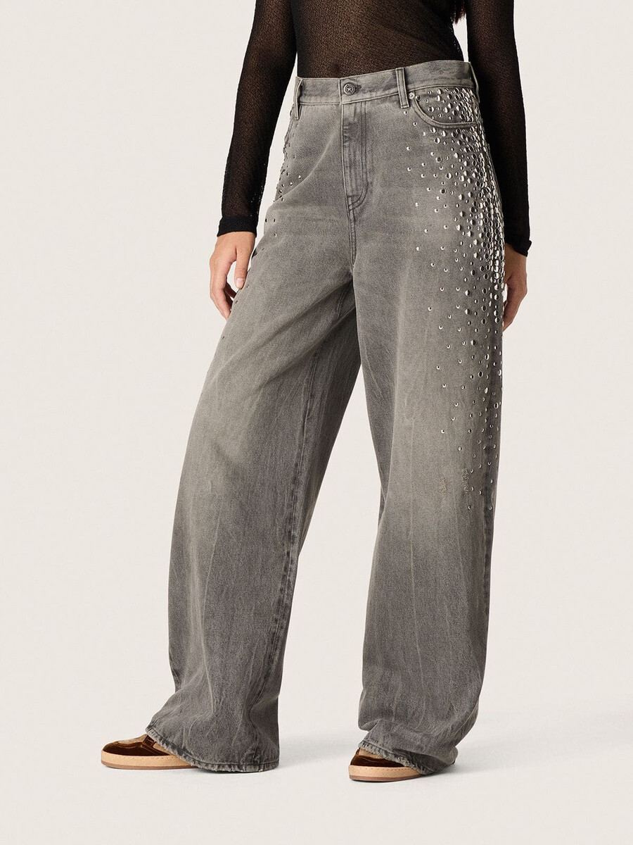calça jeans boyfriend feminina em denim cinza com tachas prateadas em degradê.