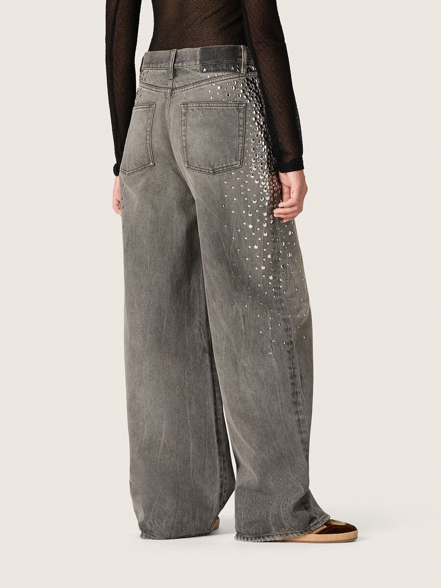 calça jeans boyfriend feminina em denim cinza com tachas prateadas em degradê.