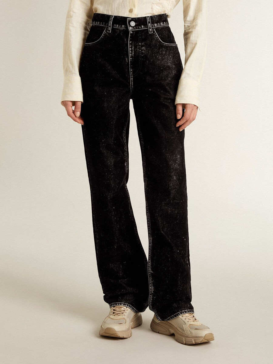 calça jeans preta feminina com efeito aveludado.