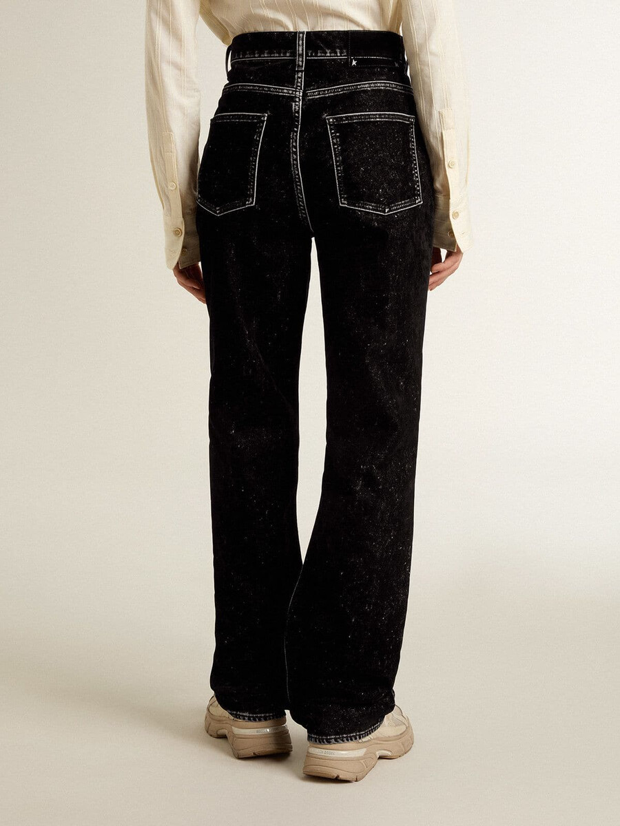 calça jeans preta feminina com efeito aveludado.