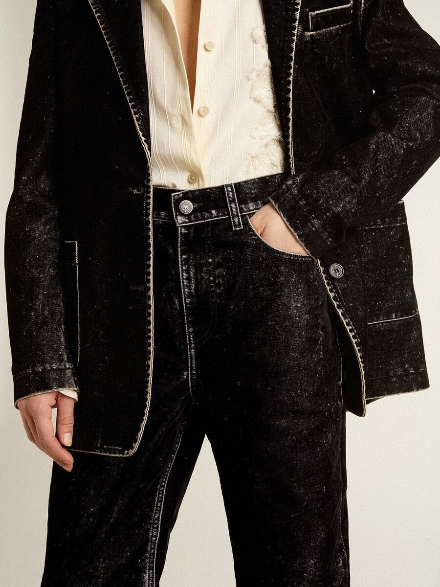 calça jeans preta feminina com efeito aveludado.
