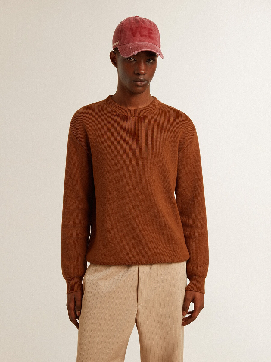 suéter masculino de gola redonda com logo nas costas