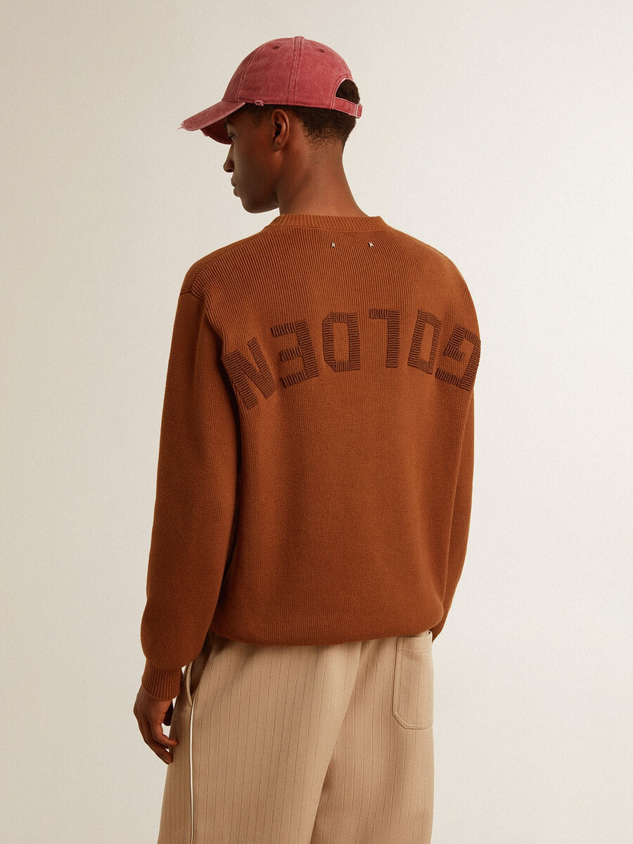 suéter masculino de gola redonda com logo nas costas