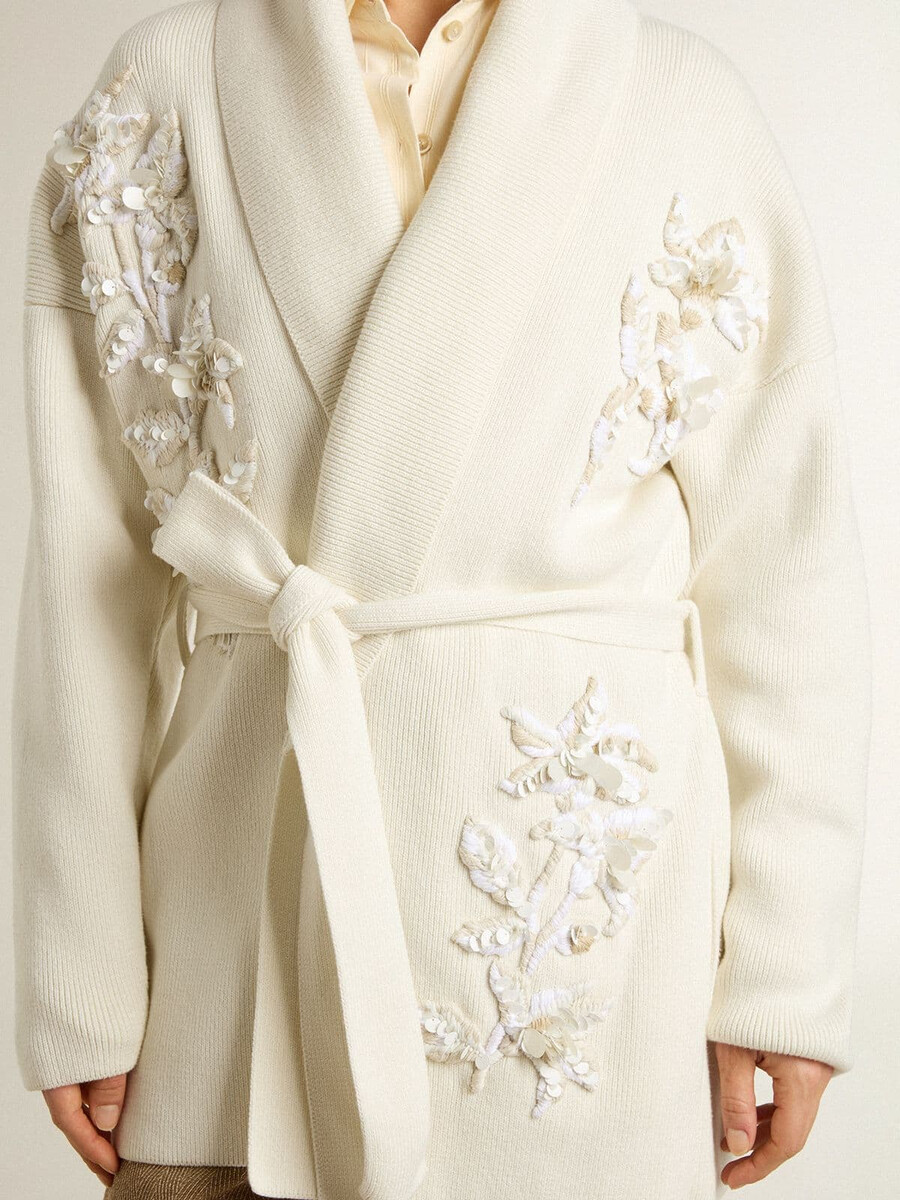 cardigã feminino de algodão cor creme com bordado floral.