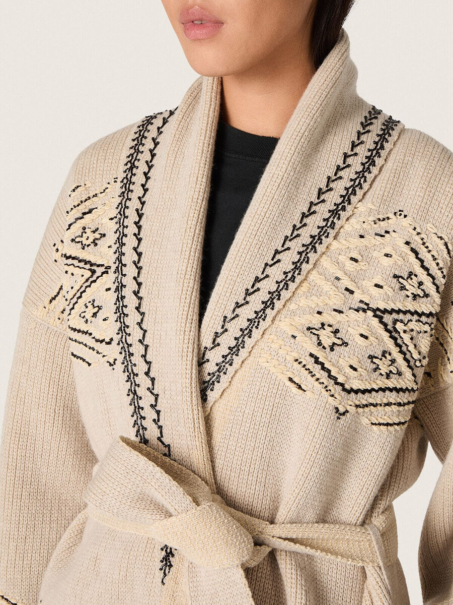 cardigã feminino com cinto em mistura de lã bege com bordado contrastante.