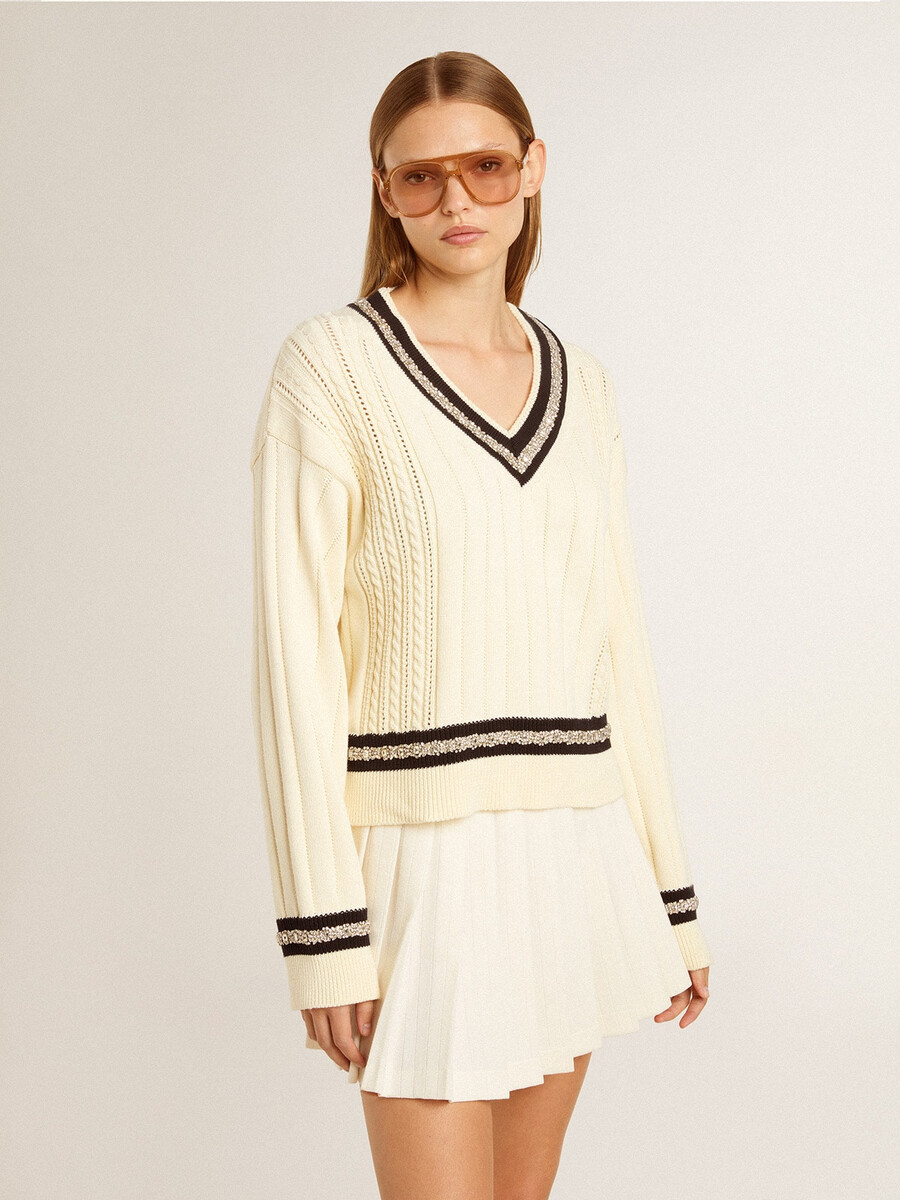 suéter cropped feminino com padrão de tranças detalhes canelados azuis e cristais.