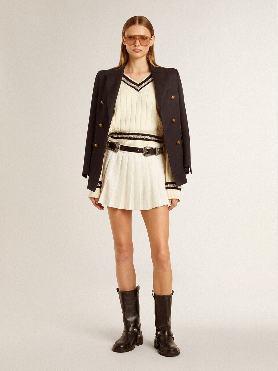 suéter cropped feminino com padrão de tranças detalhes canelados azuis e cristais.