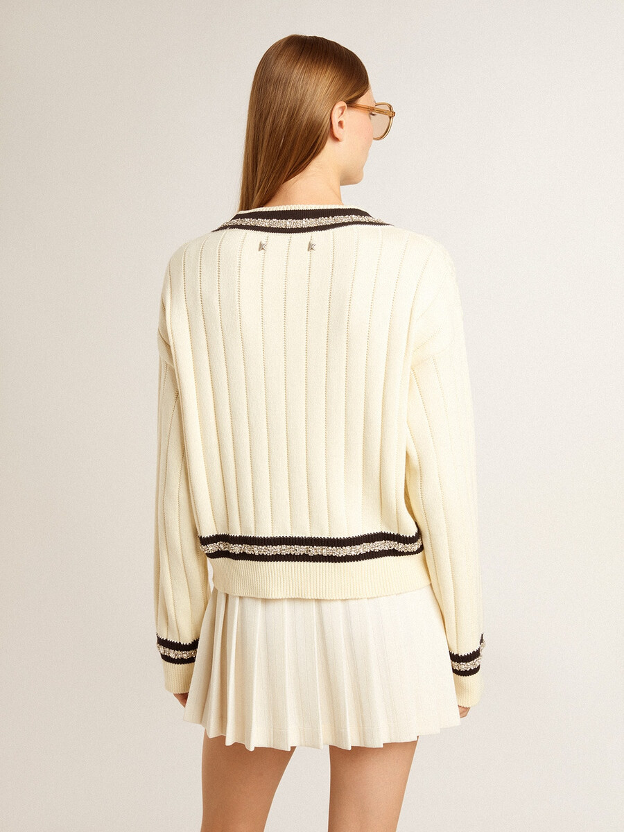 suéter cropped feminino com padrão de tranças detalhes canelados azuis e cristais.