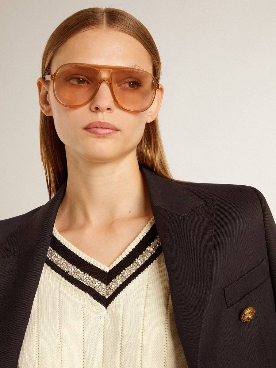 suéter cropped feminino com padrão de tranças detalhes canelados azuis e cristais.