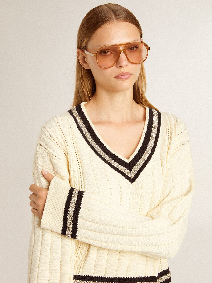 suéter cropped feminino com padrão de tranças detalhes canelados azuis e cristais.