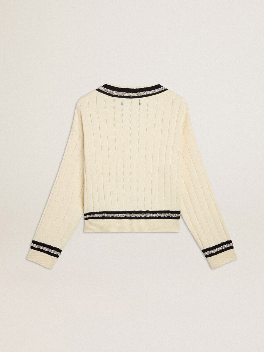 suéter cropped feminino com padrão de tranças detalhes canelados azuis e cristais.