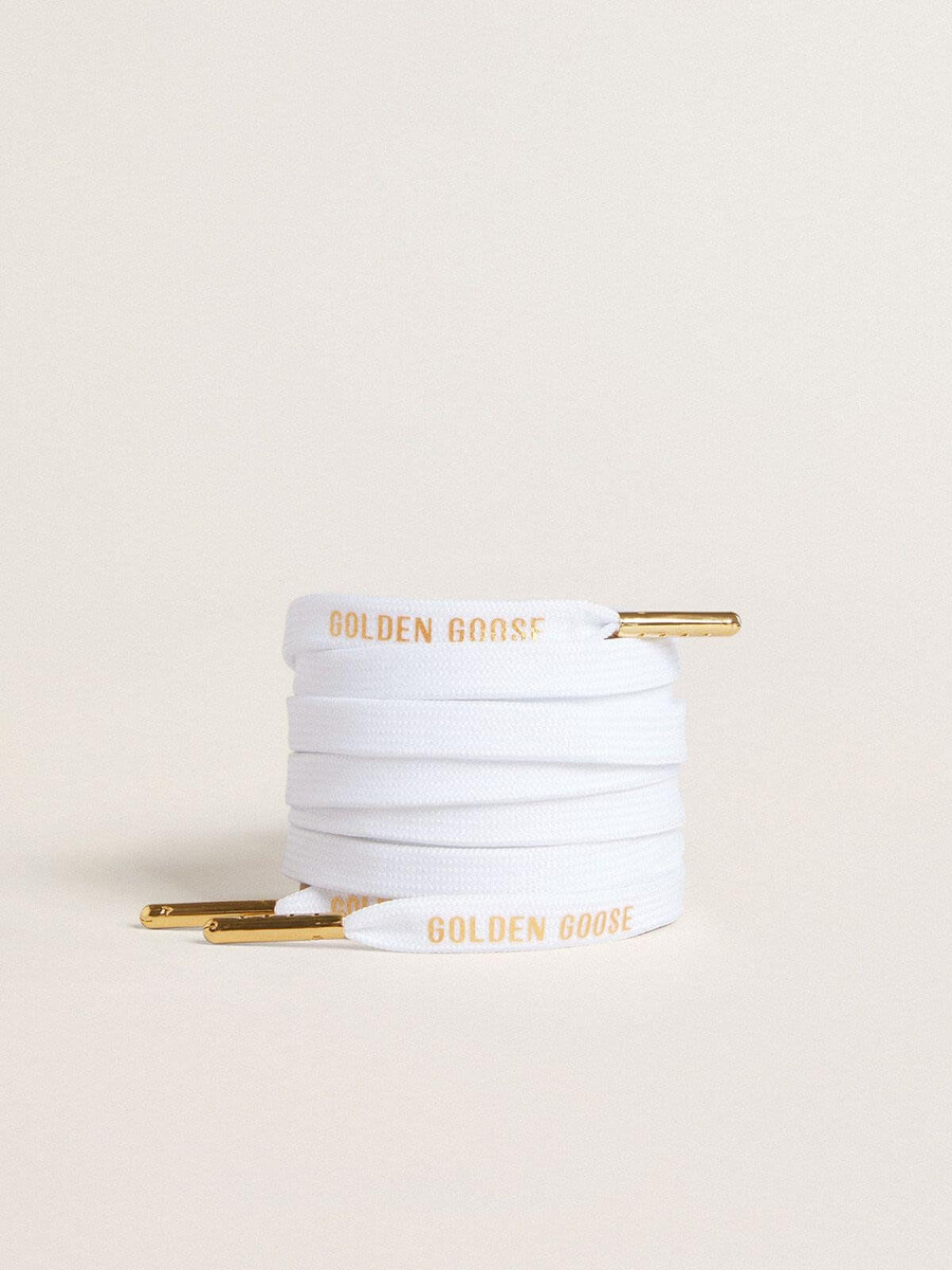 cadarços de algodão branco com logotipo dourado contrastante