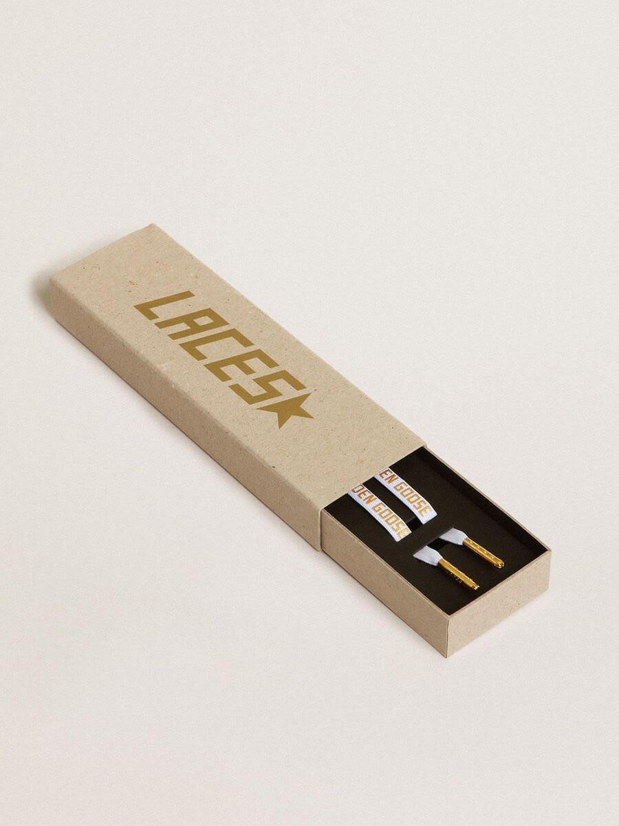 cadarços de algodão branco com logotipo dourado contrastante