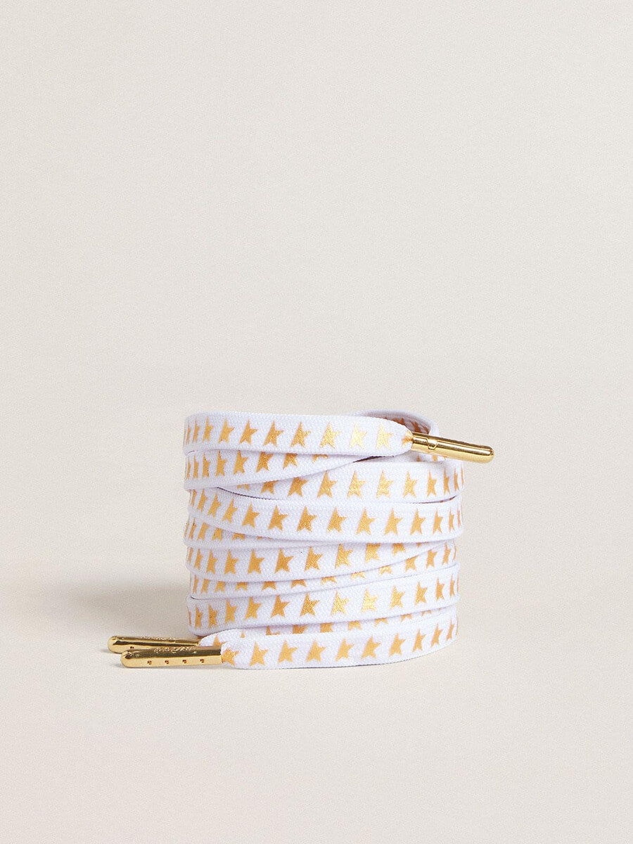 cadarços de algodão branco com estrelas douradas contrastantes.