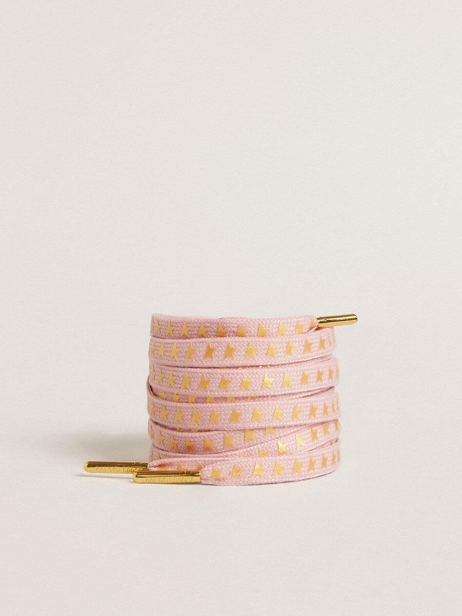 cadarços de algodão rosa com estrelas douradas contrastantes.