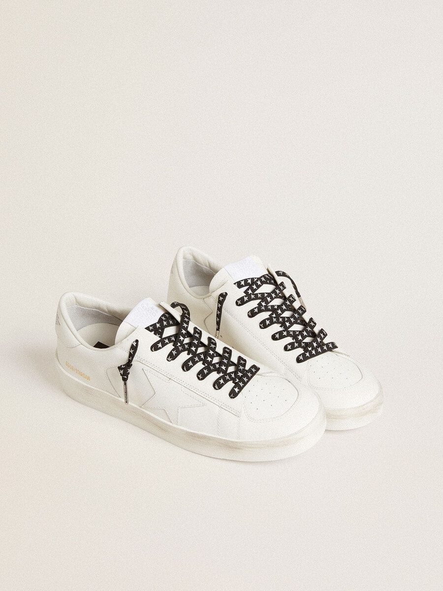 cadarços de algodão preto com estrelas prateadas contrastantes.