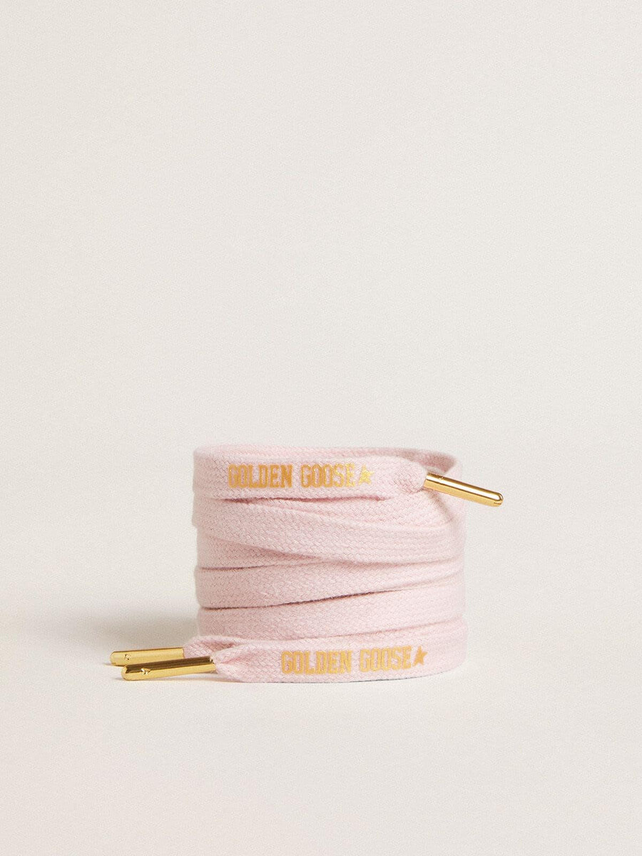 cadarços de algodão rosa com logotipo dourado contrastante.