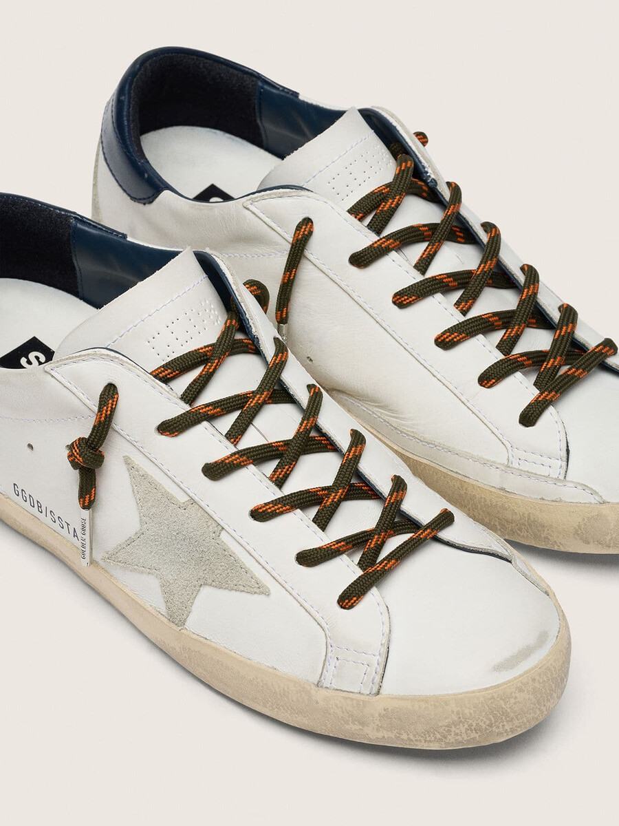 cadarços de caminhada verde-militar com detalhes em laranja