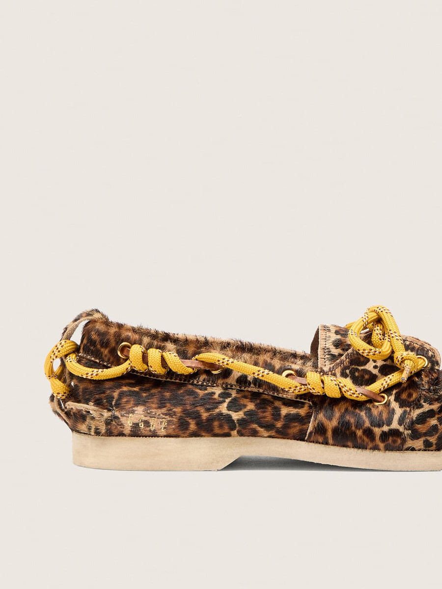 mocassim feminino cruise em pele de pônei com estampa de leopardo.