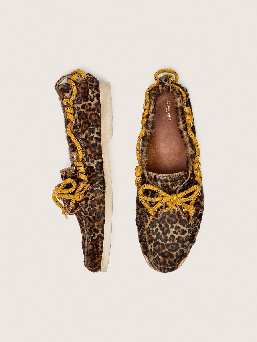 mocassim feminino cruise em pele de pônei com estampa de leopardo.