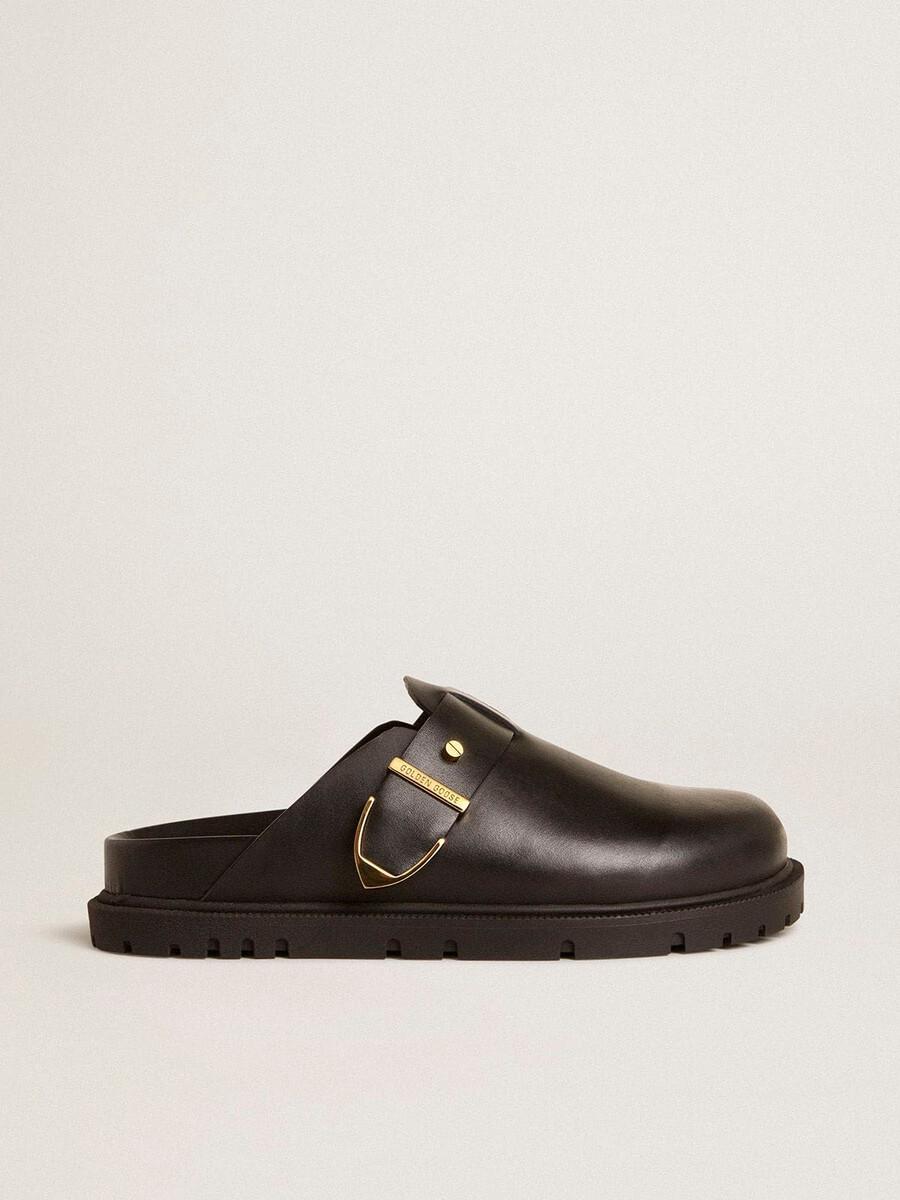 sapatilha feminina lucy sabot em couro preto brilhante com fivela de metal dourado.