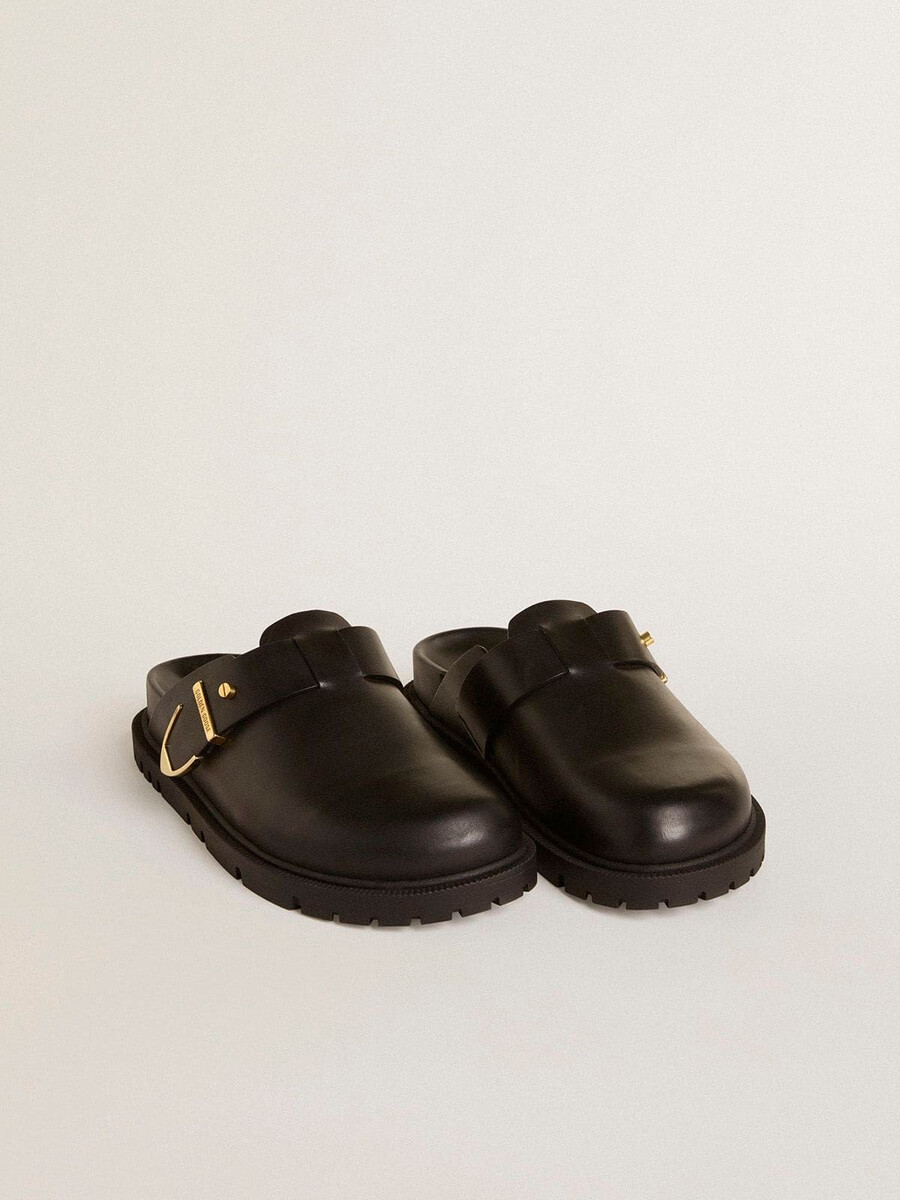 sapatilha feminina lucy sabot em couro preto brilhante com fivela de metal dourado.