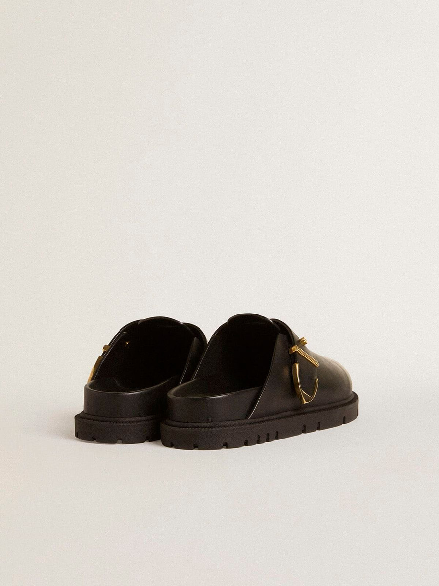sapatilha feminina lucy sabot em couro preto brilhante com fivela de metal dourado.