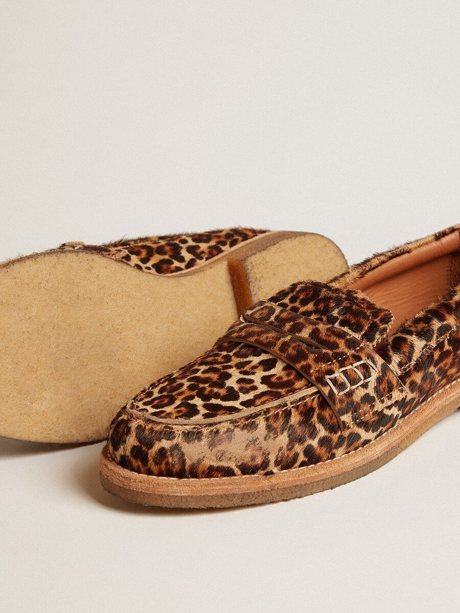 mocassins masculinos jerry em pele de pônei com estampa de leopardo.