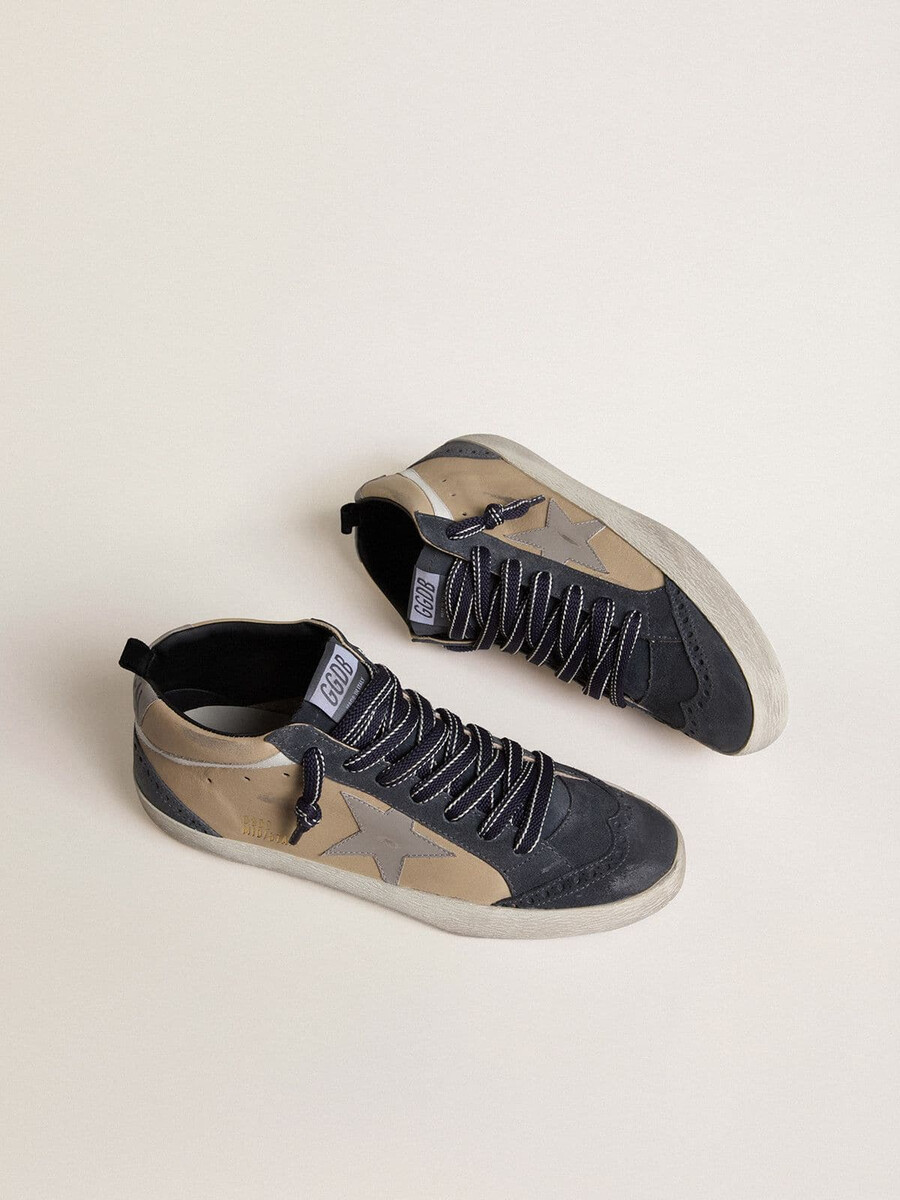 tênis mid star masculino em camurça bege e azul com estrela em couro napa cinza e detalhe em couro branco.