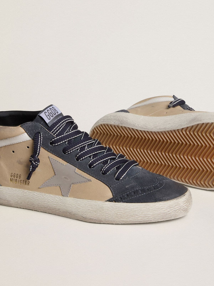 tênis mid star masculino em camurça bege e azul com estrela em couro napa cinza e detalhe em couro branco.