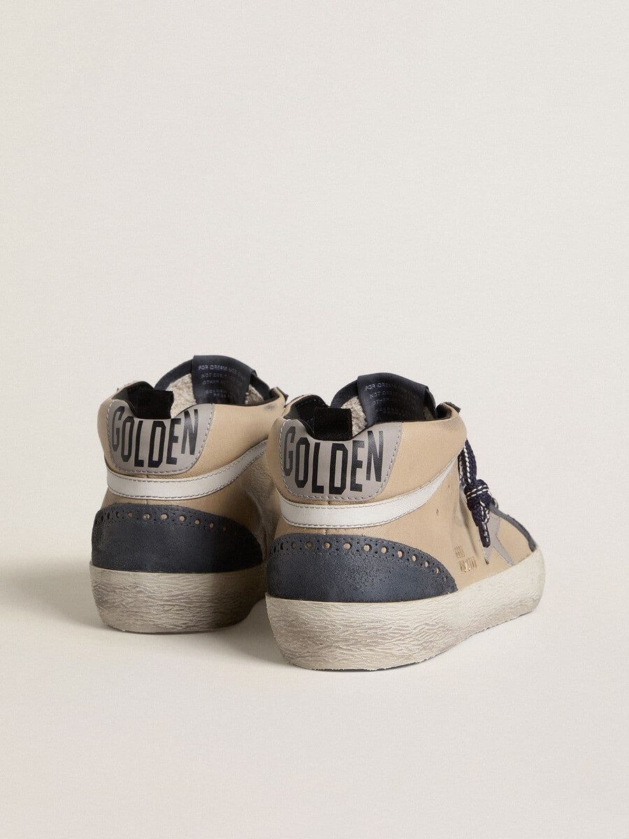tênis mid star masculino em camurça bege e azul com estrela em couro napa cinza e detalhe em couro branco.