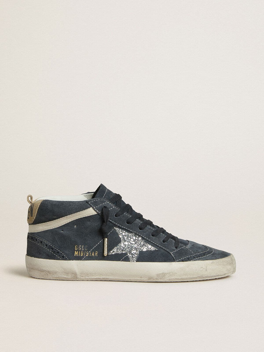 tênis feminino mid star em camurça azul petróleo com estrela prateada brilhante e detalhe em algodão.