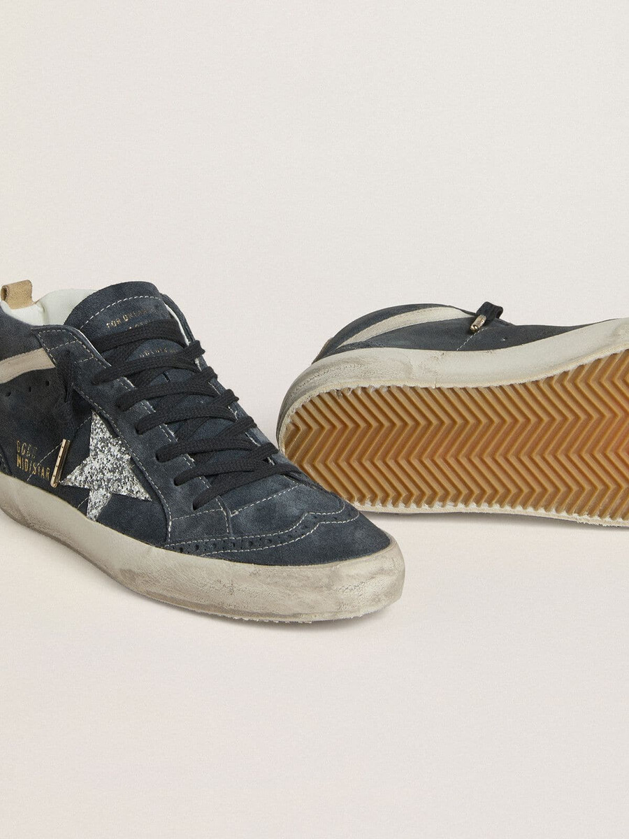 tênis feminino mid star em camurça azul petróleo com estrela prateada brilhante e detalhe em algodão.