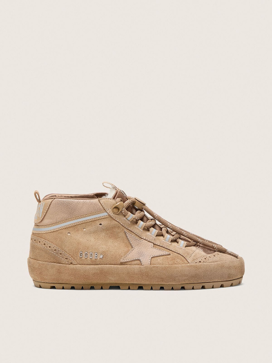 esqui feminino mid star em camurça caramelo com estrela em nobuck e detalhe em camurça no calcanhar.